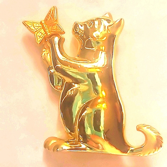 L. RAZZA Cat Brooch Vintage playing with butterfly 14k gold plated Signed - Picture 1 of 4